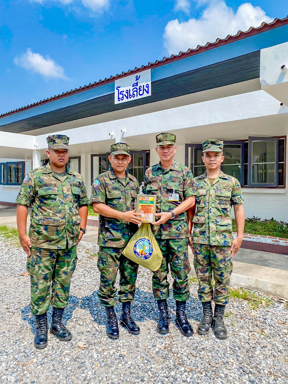 ตรวจเยี่ยมและมอบสิ่งของบำรุงขวัญให้แก่กำลังพลที่ปฏิบัติหน้าที่โรงเลื้ยงทำหน้าที่ประกอบเลื้ยงอาหารสำหรับกำลังพล